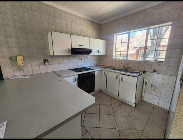3 BEDROOM TOWNHOUSE FOR SALE IN GLENVISTA